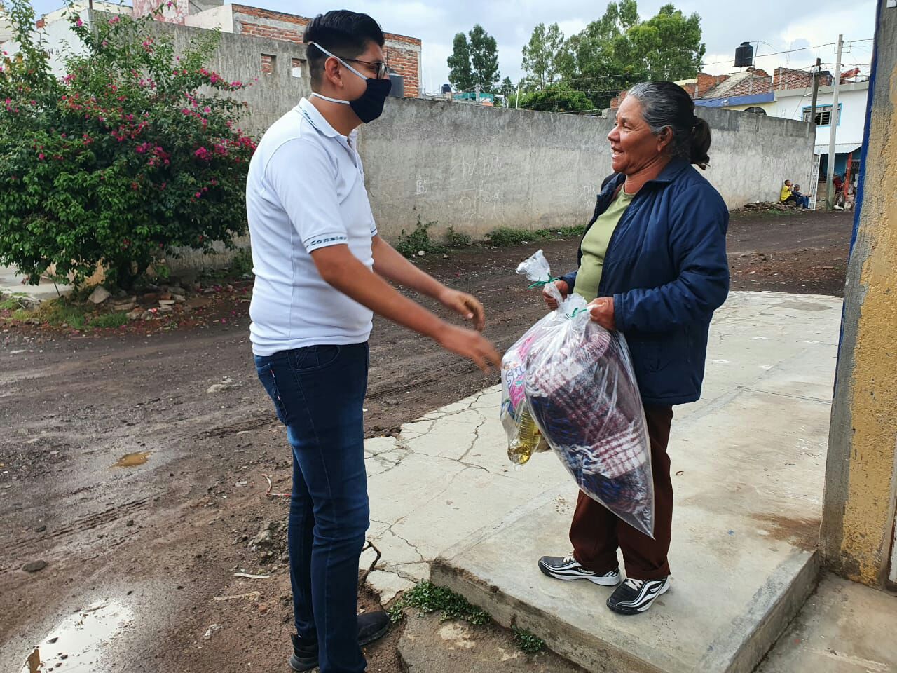 Estudiantes de Conalep entregan despensas a familias afectadas por COVID-19