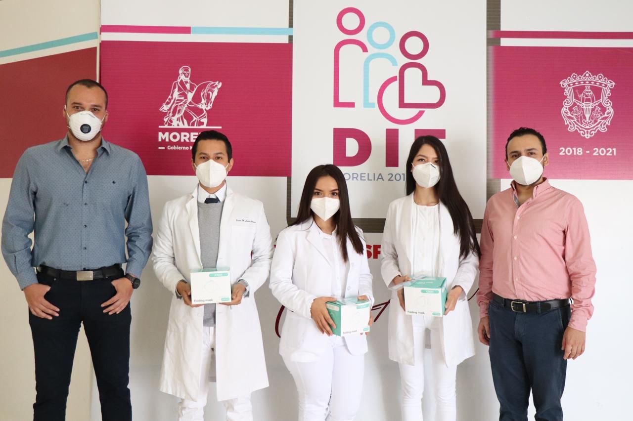  Entrega DIF Morelia equipo de protección a alumnos internos de medicina