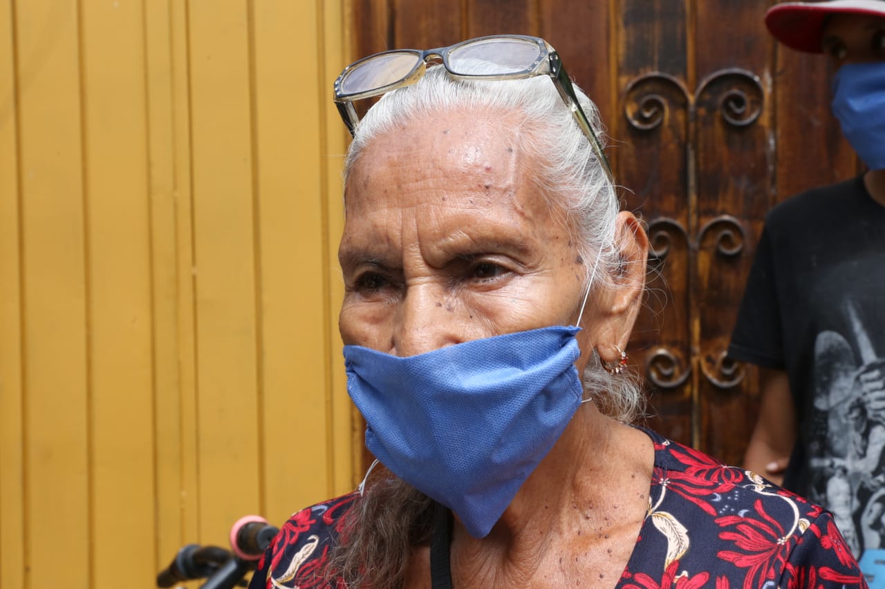  Se siente como un milagro recibir esta despensa: Doña Elena