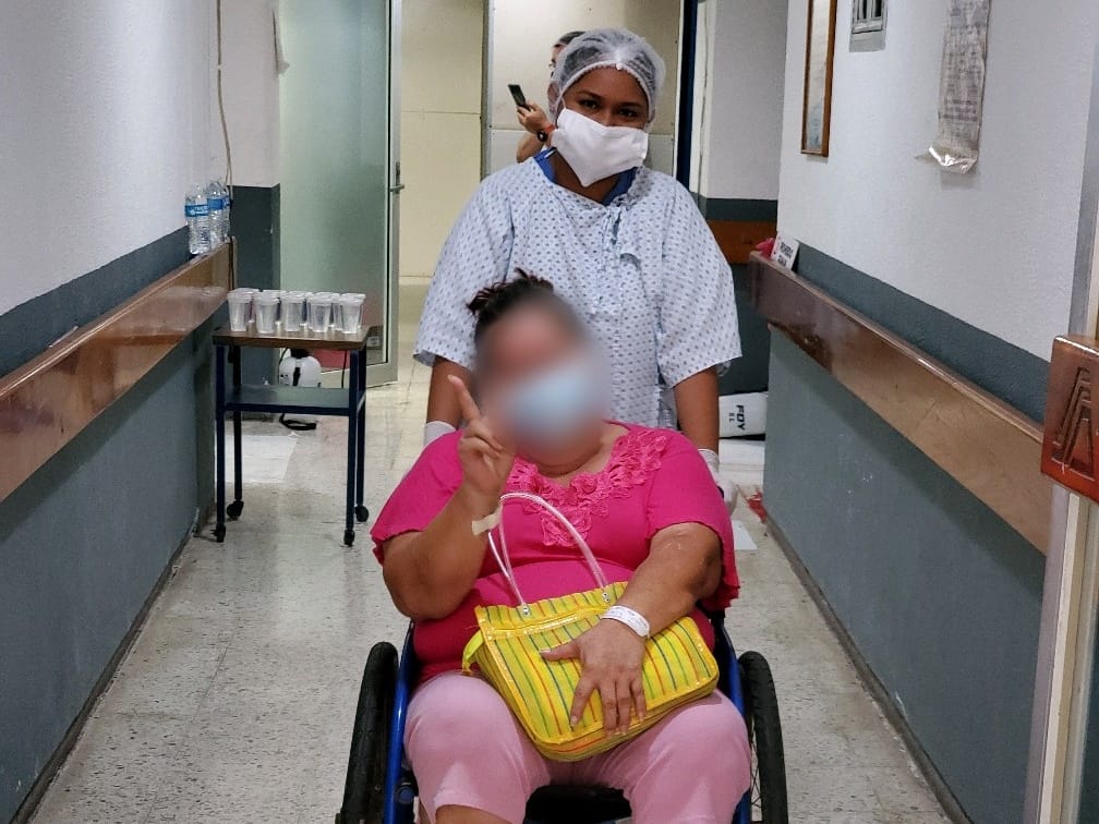  Egresa mujer del Hospital General de Lázaro Cárdenas, luego de 13 días internada
