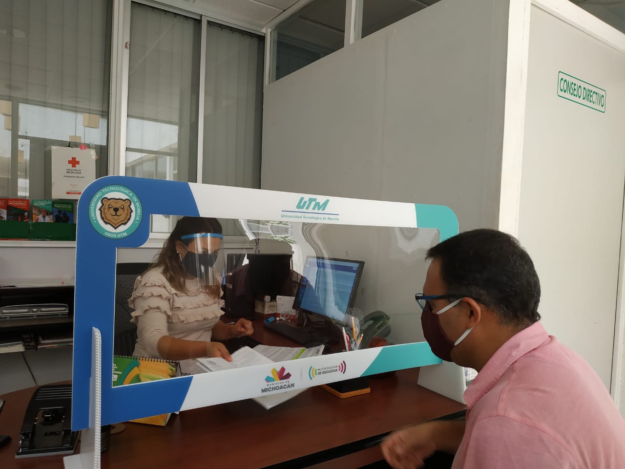  Entregan overoles protectores a personal de limpieza de la UTM