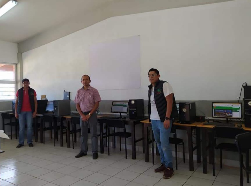  Cumple CECyTEM con sus estudiantes