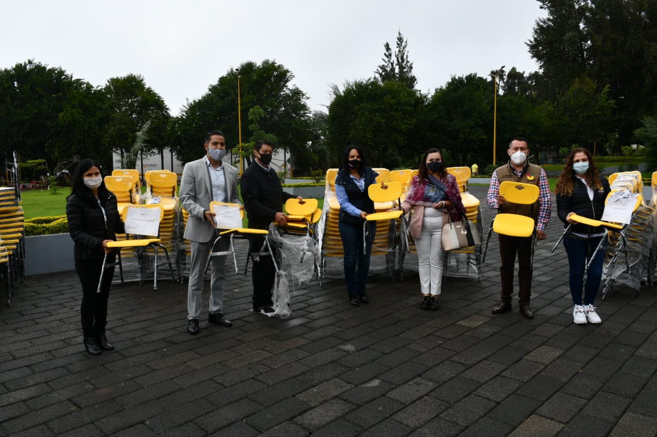  Beneficia IIFEEM a más de 4,300 estudiantes con mobiliario en Uruapan