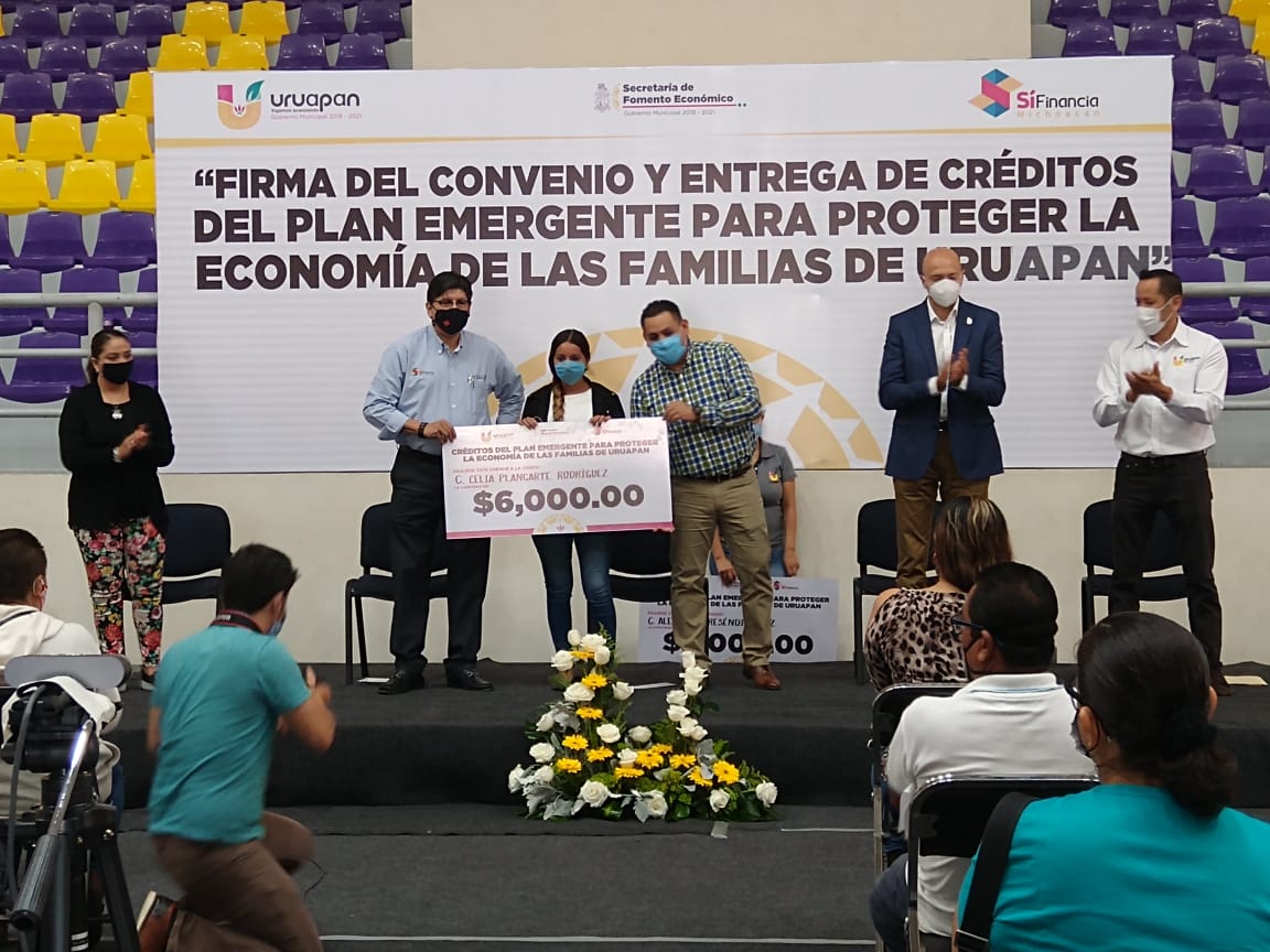  Entrega Gobierno Estatal créditos a empresarios uruapenses