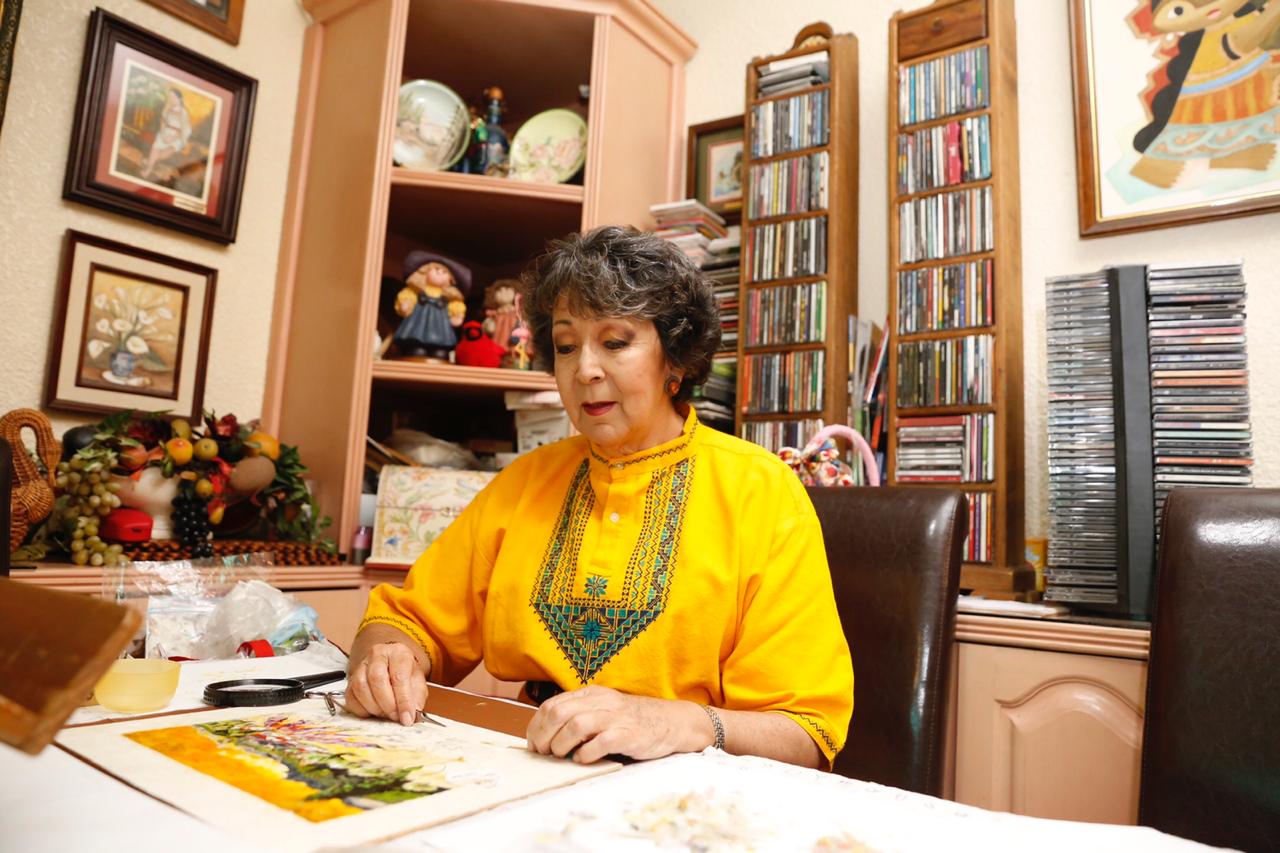  Consuelo Sandoval Carranza: la magia de la artesanía de arte plumario