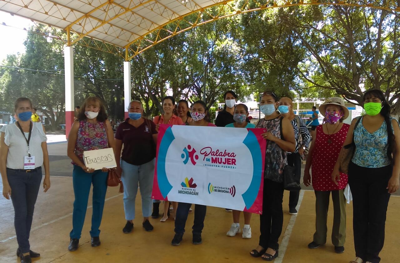  Entrega Gobierno Estatal 10 créditos de Palabra de Mujer a mujeres de Apatzingán