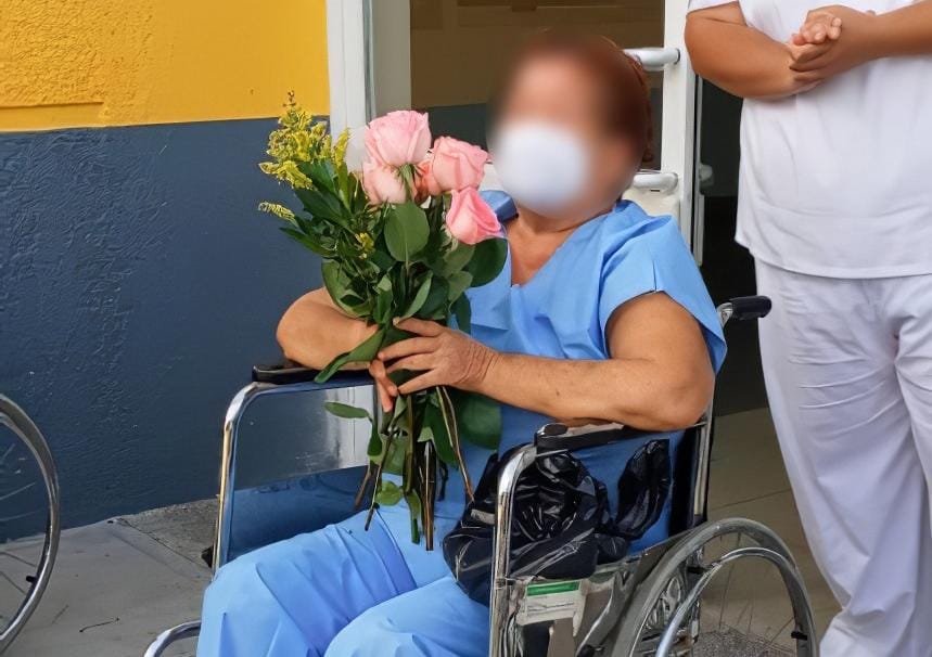  Agradece familia de paciente egresada de COVID-19 labor de personal de salud