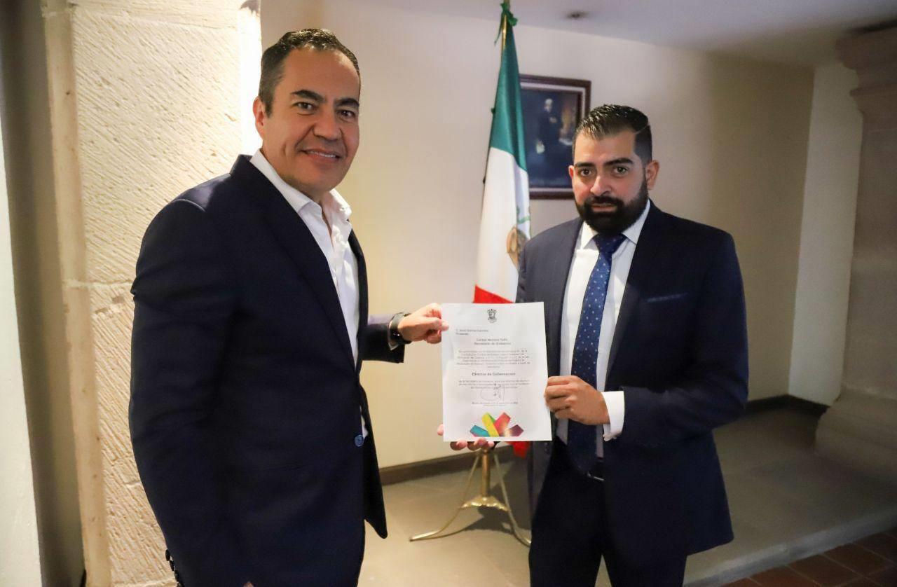  Entrega Carlos Herrera nombramiento a nuevo director de Gobernación