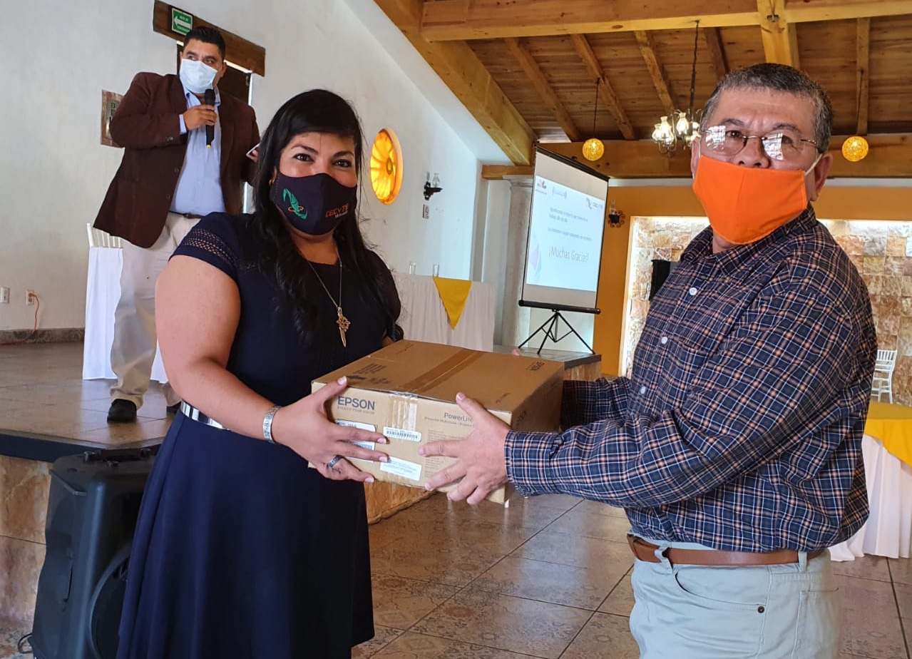  Equipan con herramientas tecnológicas a planteles del CECyTEM