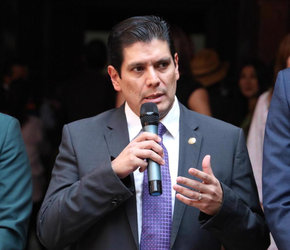 Promueve Ernesto Núñez titulación gratuita a estudiantes con excelencia académica