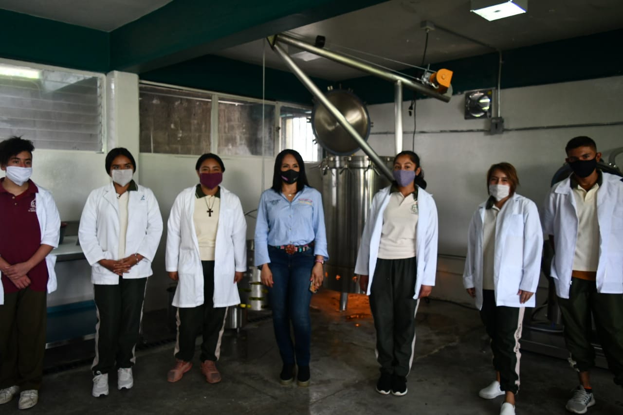  Entrega Gobierno del Estado obras de infraestructura educativa en Jungapeo