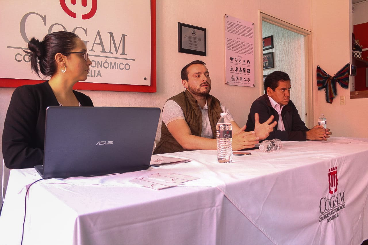 Brinda Ijumich capacitación en temas de servicio social a alumnos del Colegio Gastronómico