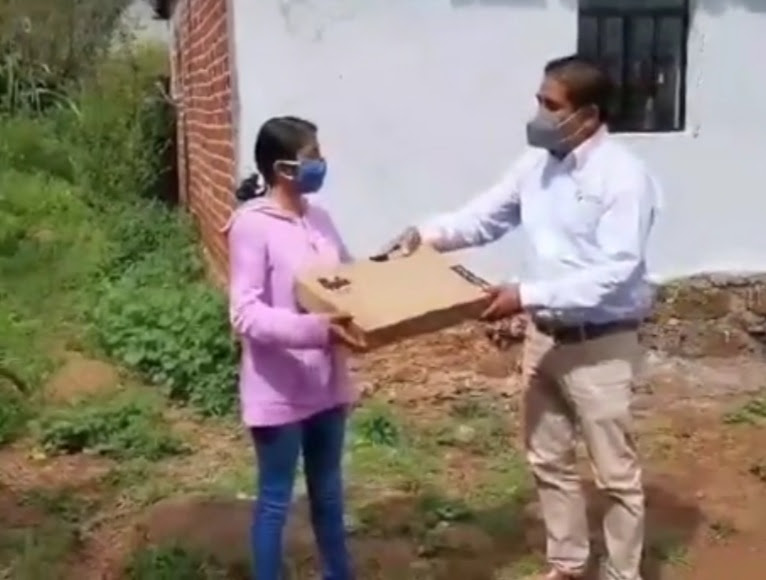  Recibe computadora alumna del CECyTEM plantel Capula