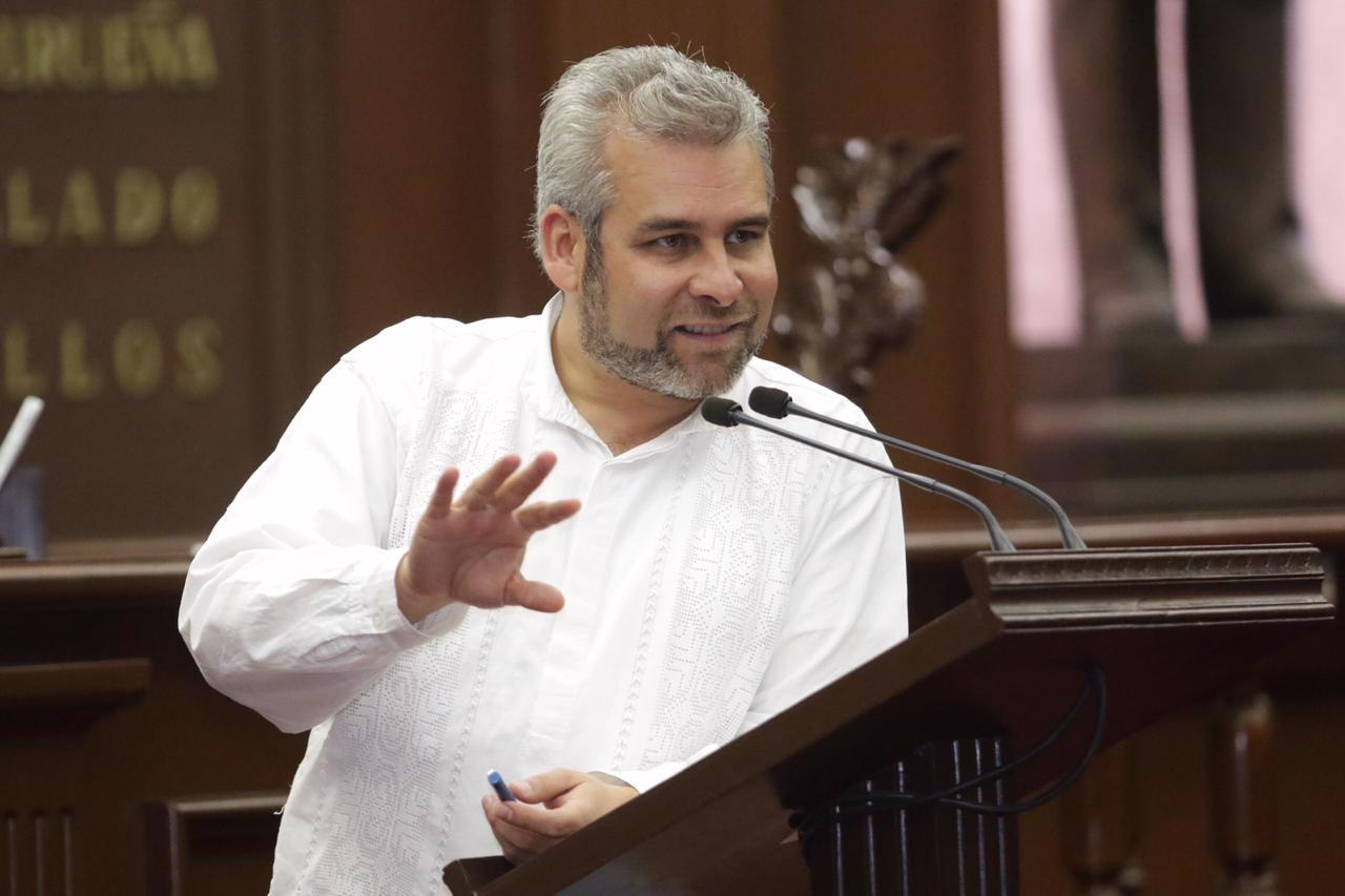 En Congreso de Michoacán, Alfredo Ramírez defiende derechos de personal médico