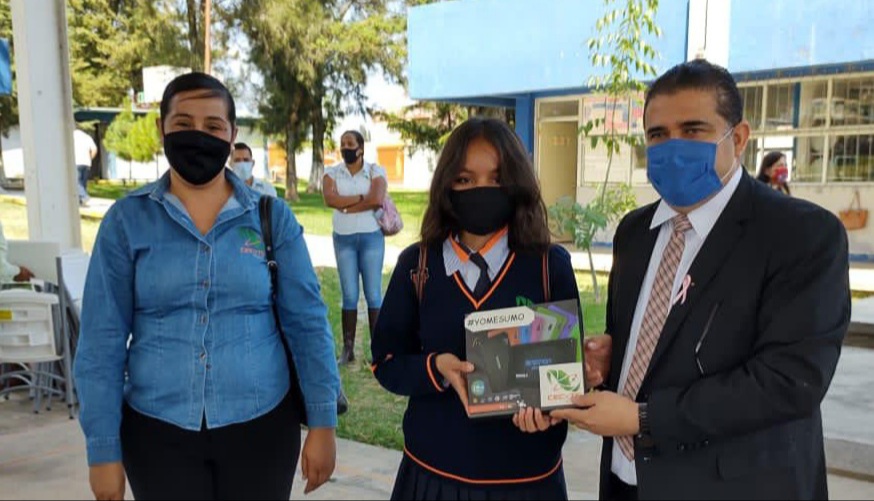  Entrega CECyTEM tabletas digitales a estudiantes de cuatro planteles
