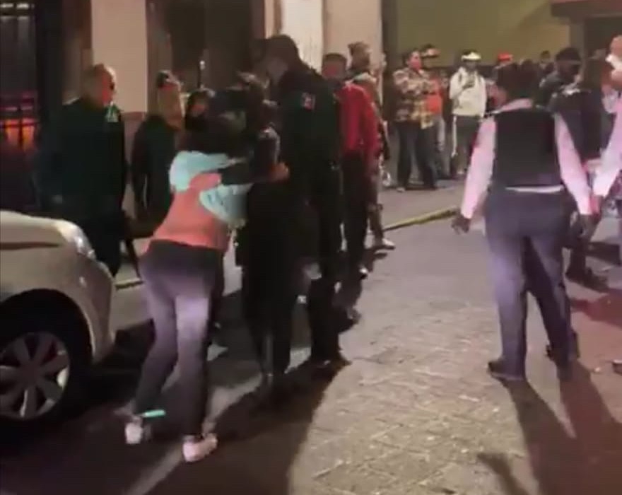  Policías e inspectores se enfrentan con comerciantes