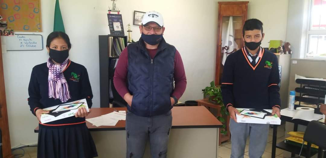  Reciben computadoras alumnos del plantel Lagunillas del CECyTEM