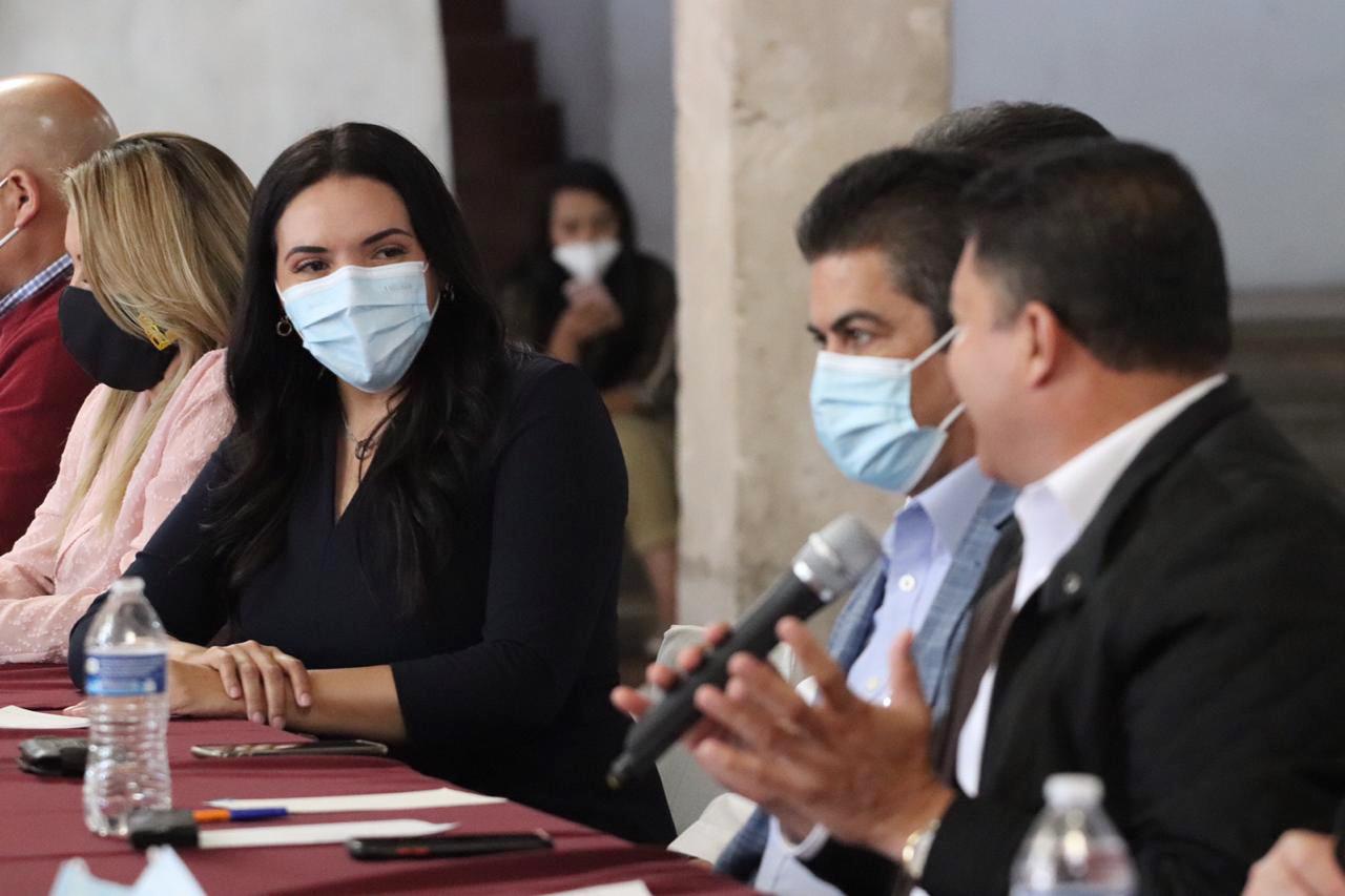  Adriana Campos gestiona obras con el diputado Feliciano Flores