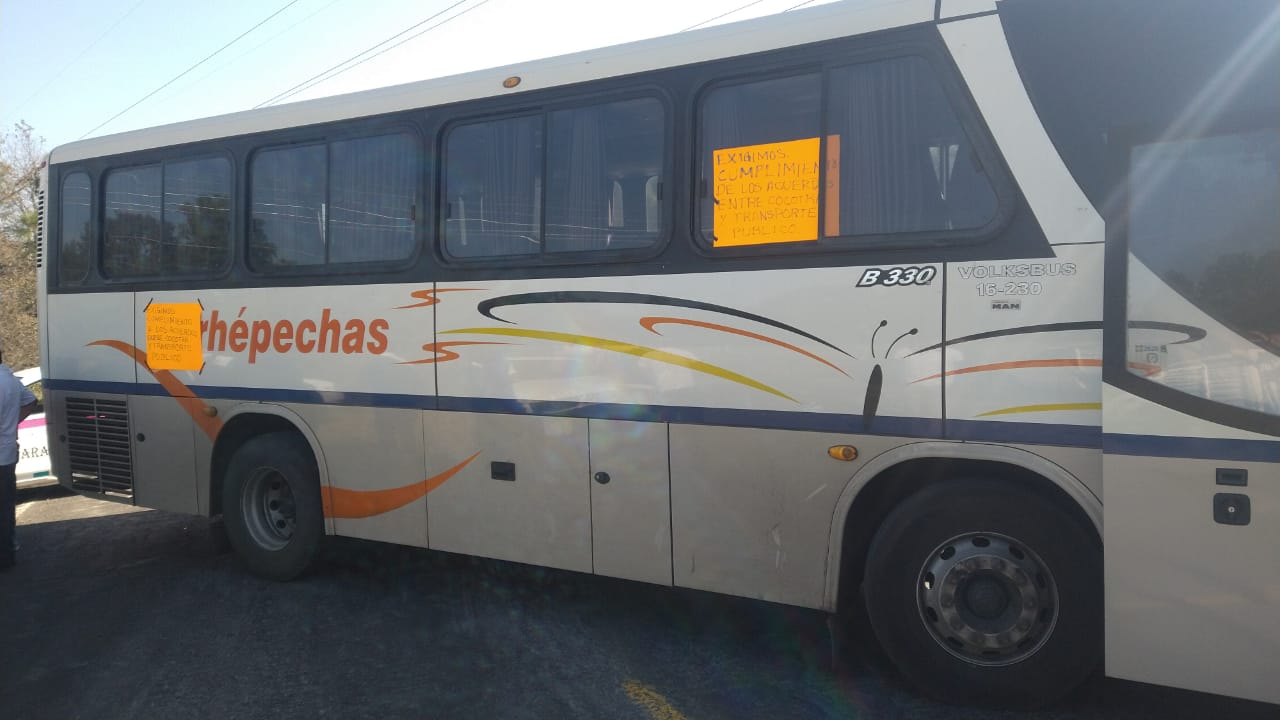  Taxistas bloquean la carretera a Uruapan