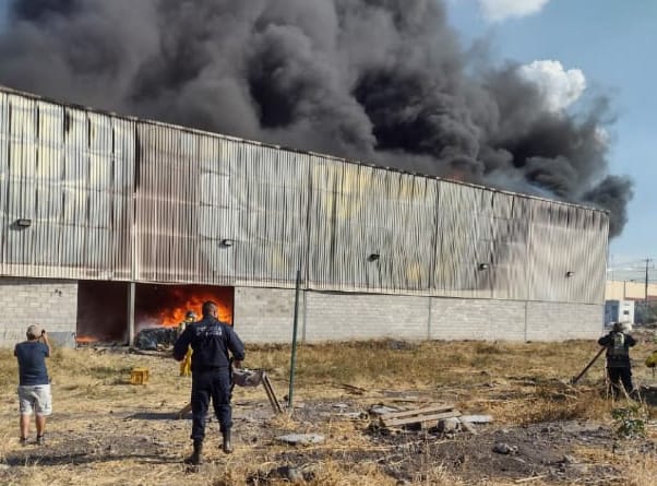  Se incendia una fábrica recicladora en Ecuandureo