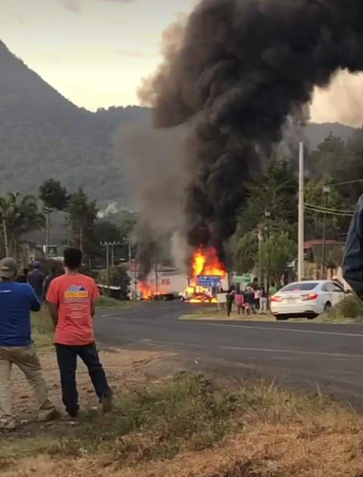  Presuntos delincuentes roban e incendian autobuses