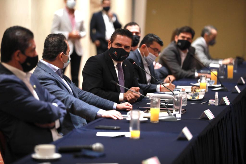 Convoca Silvano a empresarios a cerrar filas para defender a Michoacán