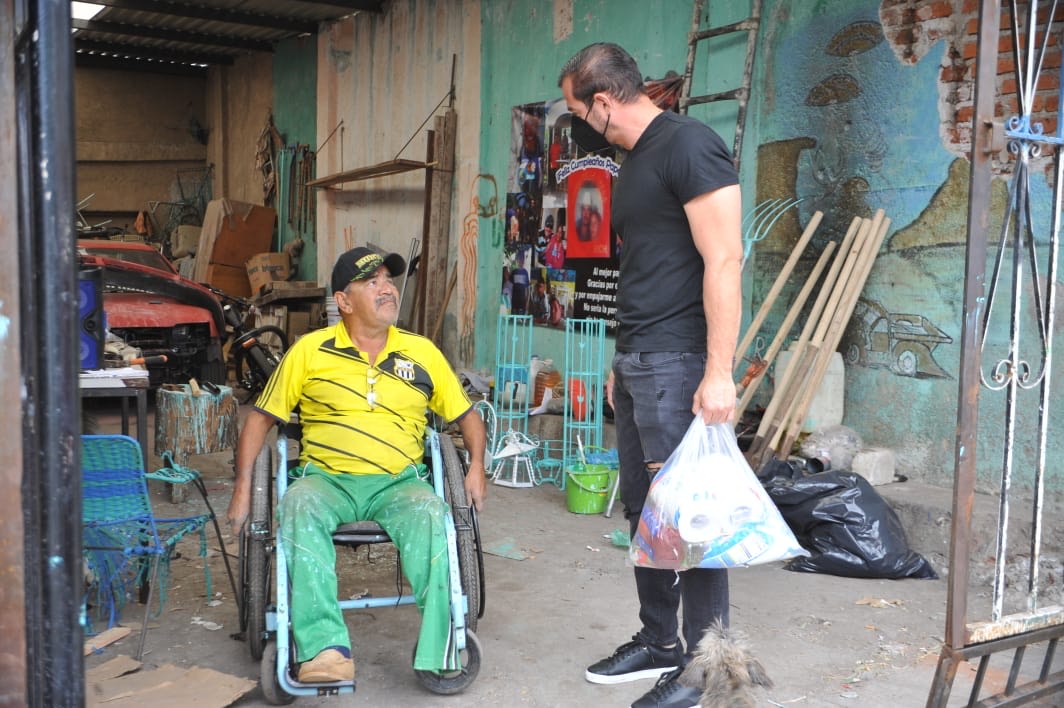  Entregan silla de ruedas a tianguista discapacitado