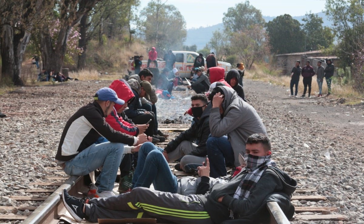 Normalistas bloquean la carretera y las vías del tren en Tiripetío
