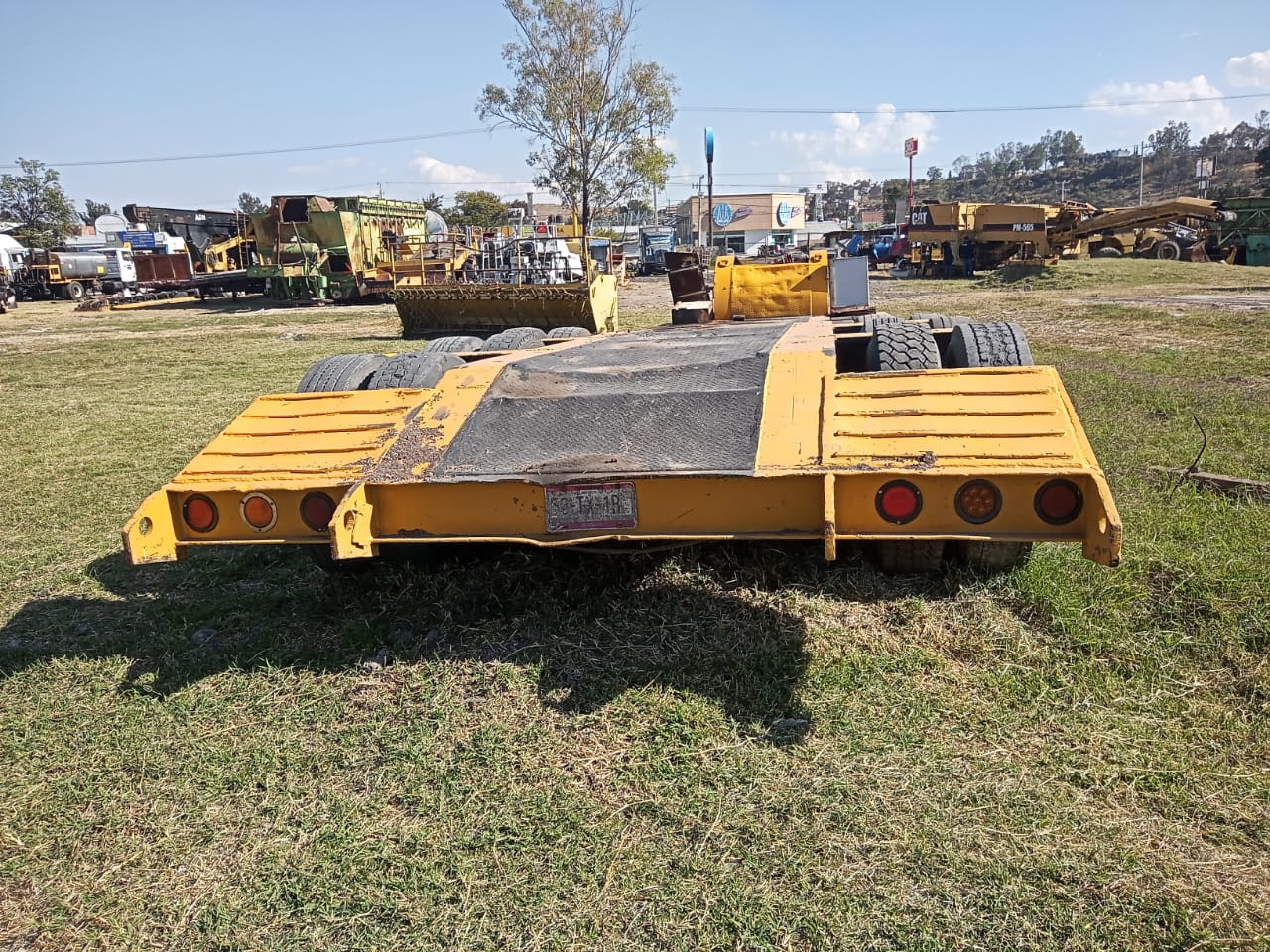  En cateo, asegura FGE inmueble relacionado en conductas ilícitas y recupera cinco vehículos de carga