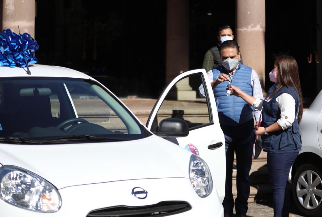  Entrega Gobernador vehículos a policías ganadores de sorteo