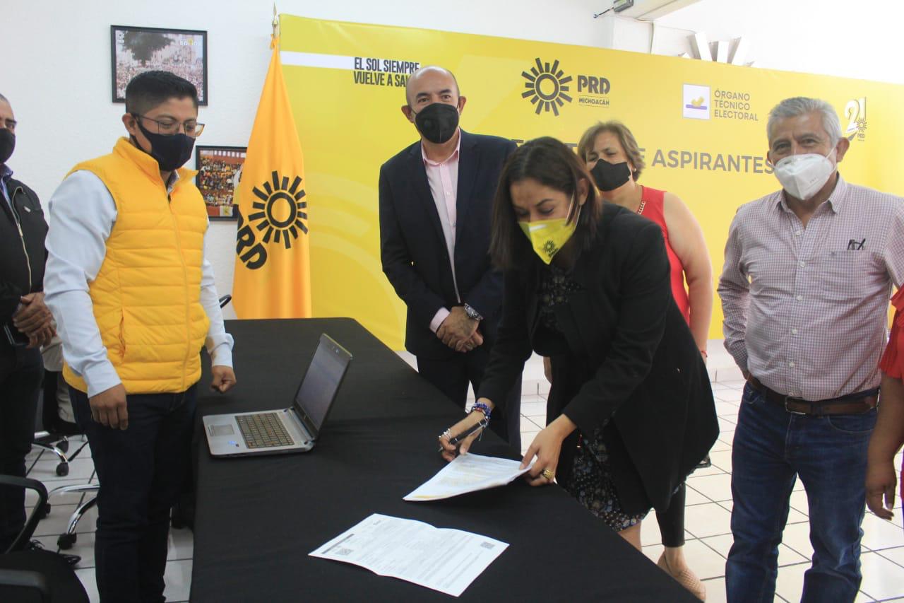  VIRIDIANA LÓPEZ SE REGISTRA COMO PRECANDIDATA POR EL DISTRITO 16 DE MORELIA