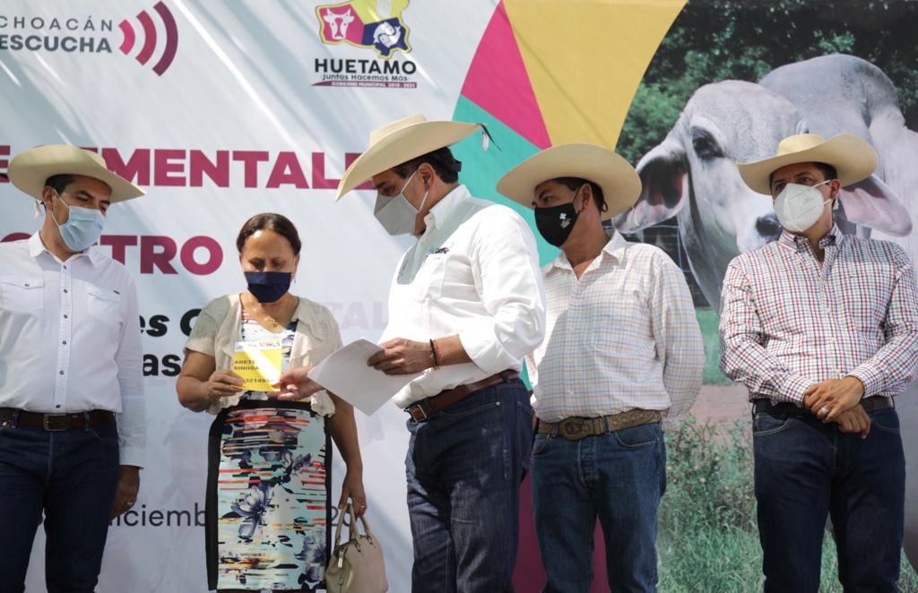  Entrega Gobernador sementales en Tierra Caliente; mejoran genética del ganado