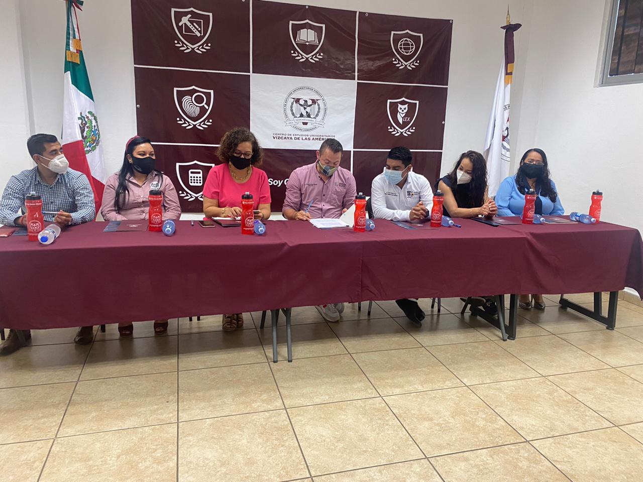  Firma Ijumich convenio con la Universidad Vizcaya de las América para otorgar becas universitarias