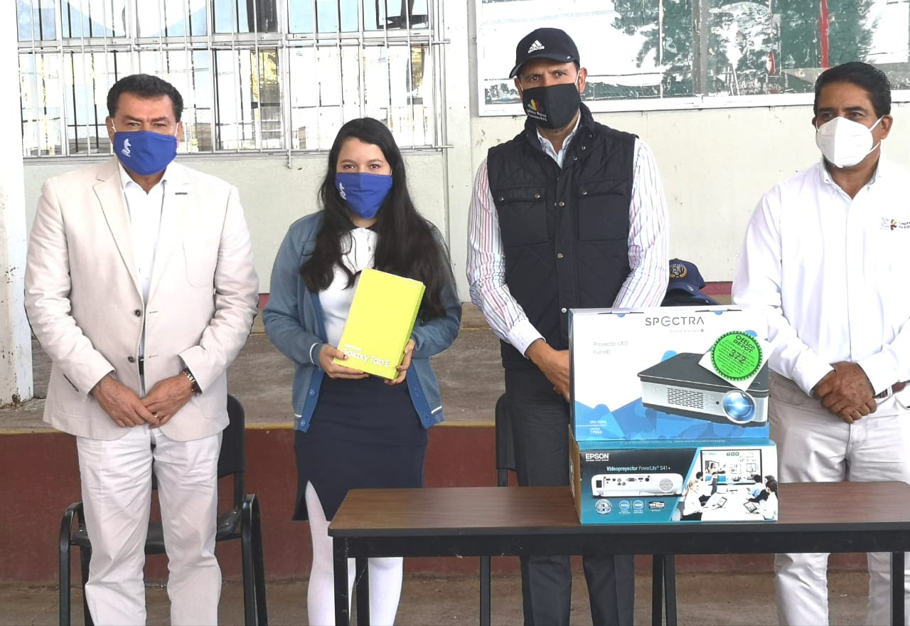  Entrega SEE dispositivos electrónicos a estudiantes del Cobaem