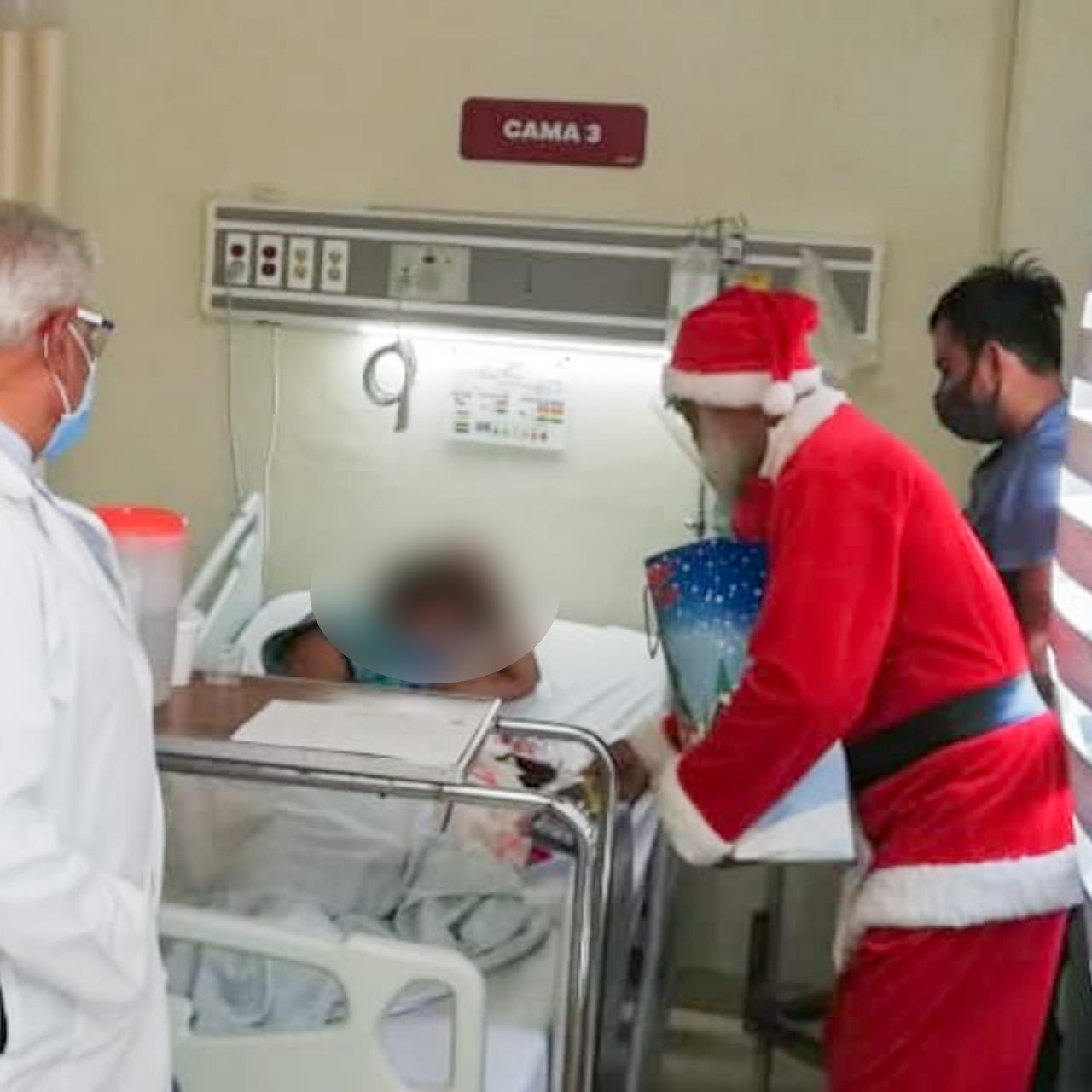  Visitante inesperado reparte regalos y esperanza en el Hospital General de Apatzingán