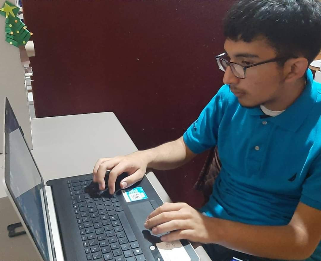  Estudiante del CECyTEM de Cd. Hidalgo gana medalla de oro en justa internacional de Robótica