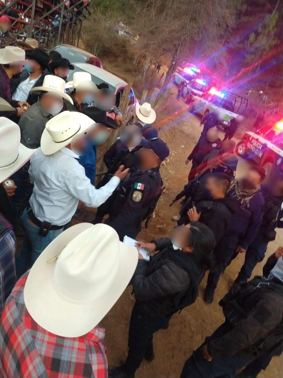  Fueron heridos cinco policías en dispersión de asistentes a  jaripeo