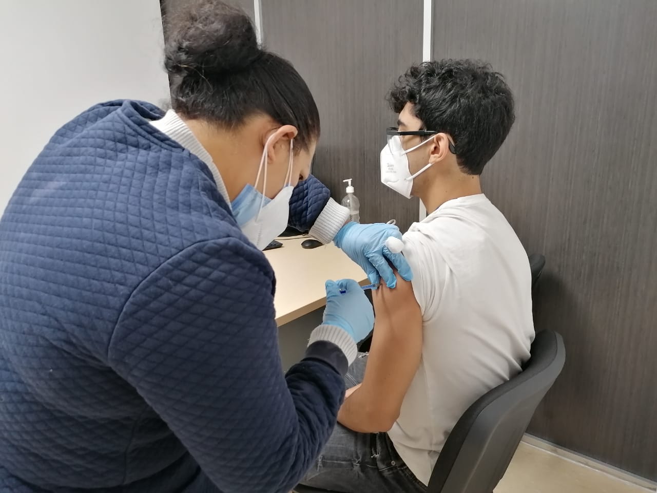  Inicia vacunación anti COVID-19 a personal de primera línea