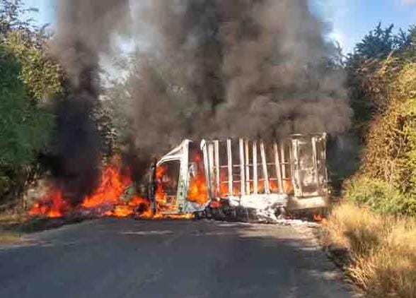  Se registran bloqueos carreteros después de la muerte de dos líderes criminales
