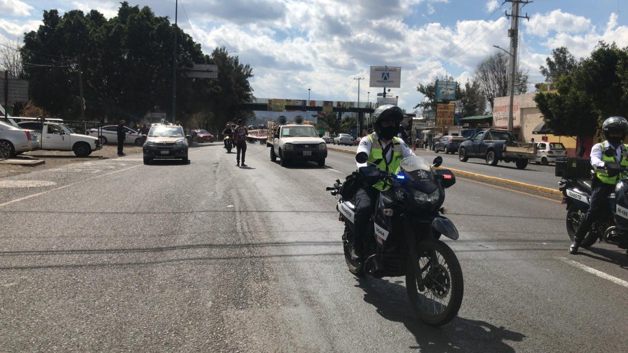  Normalistas salen a la calle a manifestarse para exigir el pago de sus becas