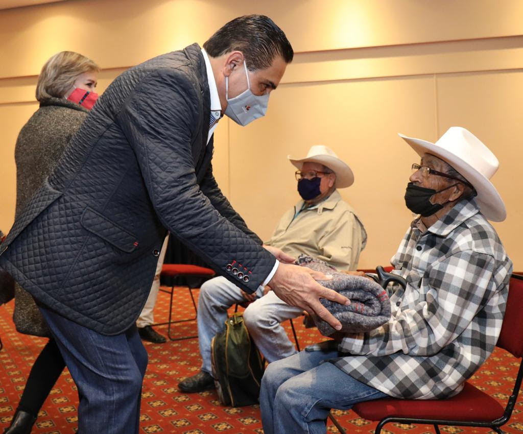  Entrega Gobernador cobijas para población vulnerable ante temporada invernal