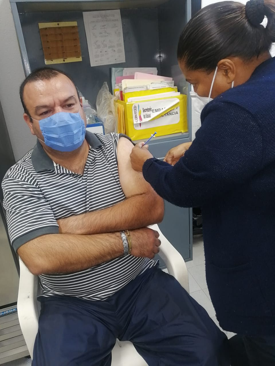 Médico del CECyTEM, entre los primeros michoacanos que recibieron la vacuna contra el COVID-19