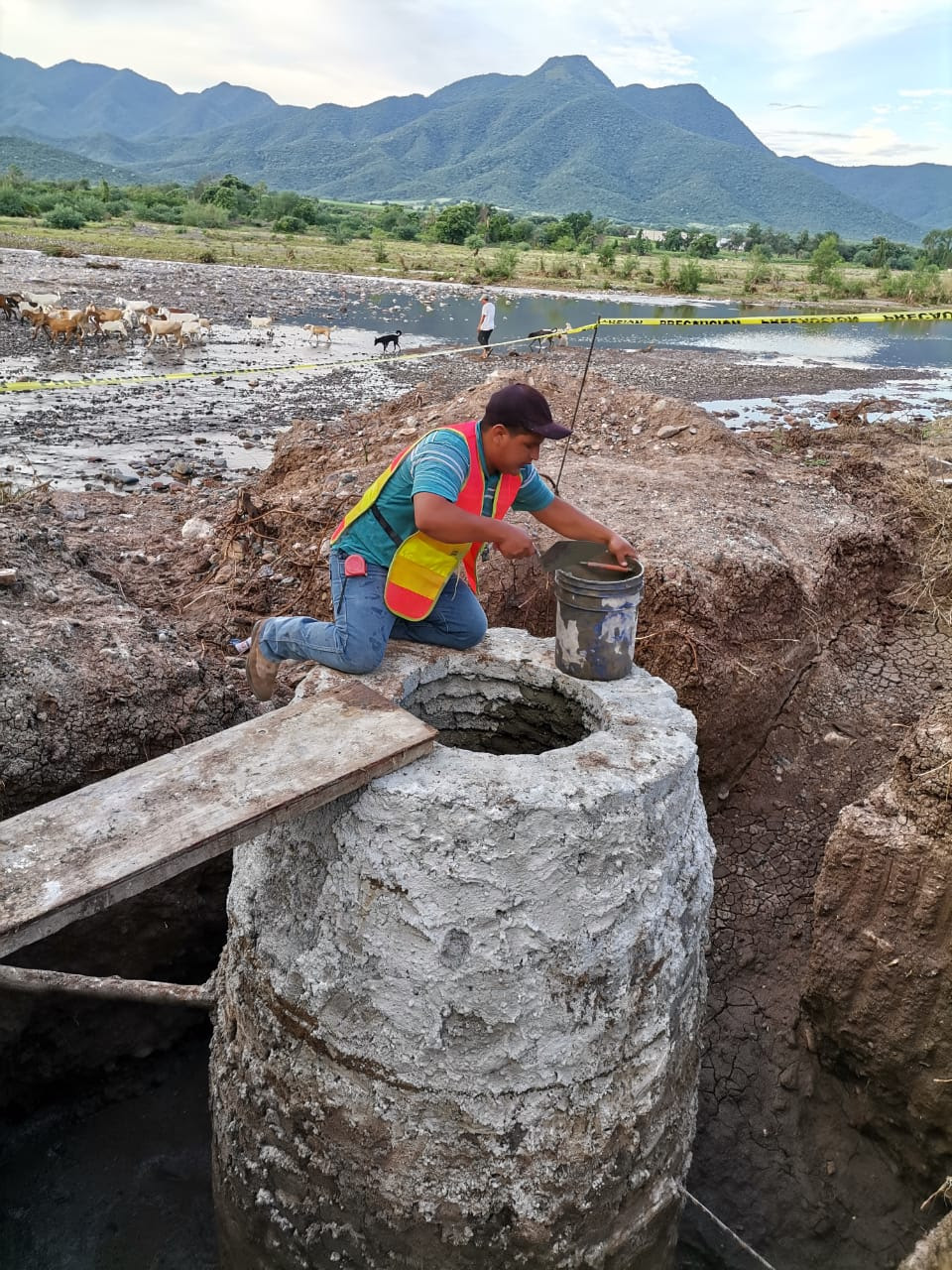 Se protege salud de la población en La Huacana con colector sanitario