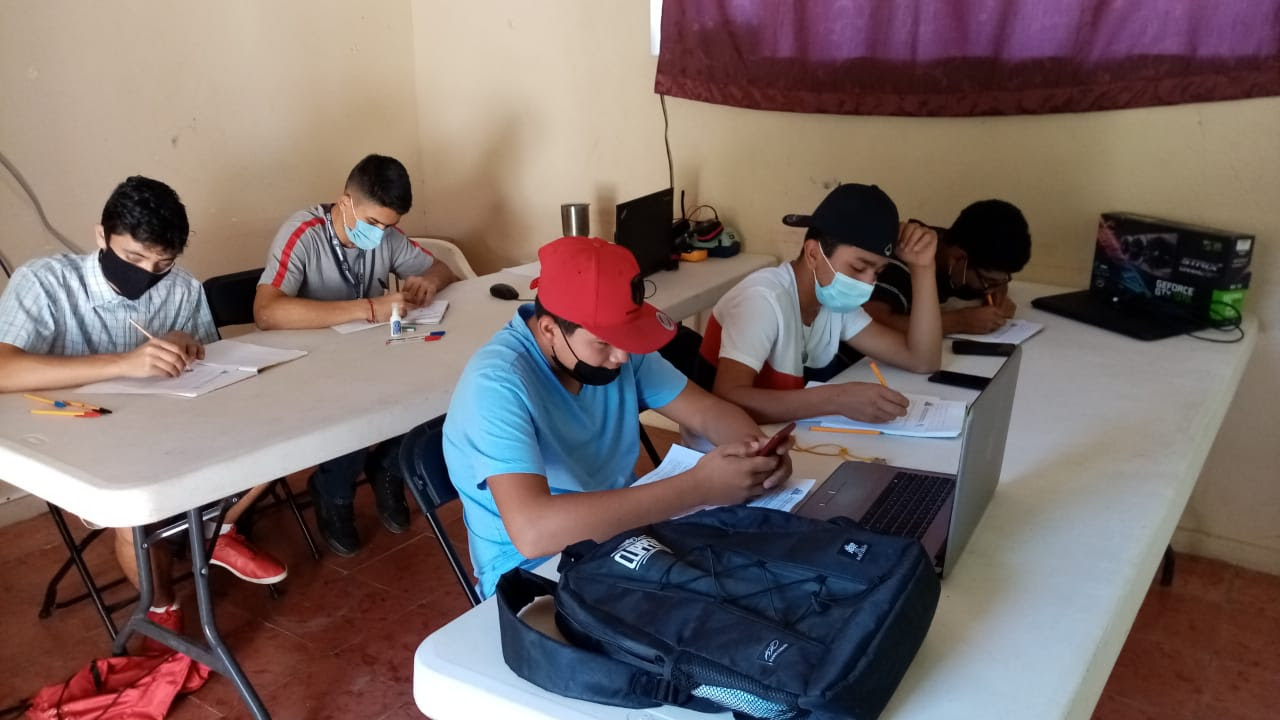 Apoya personal docente del CECyTEM a estudiantes con curso de regularización