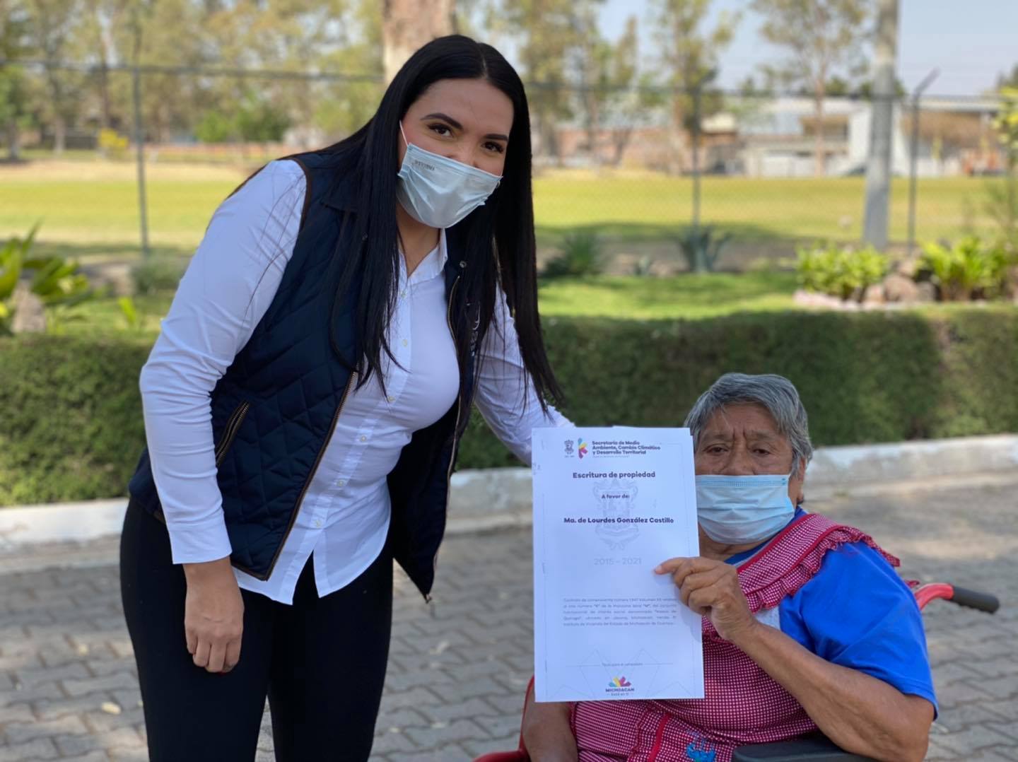  Adriana concretó la entrega de 138 escrituras a vecinos de la colonia Vasco de Quiroga