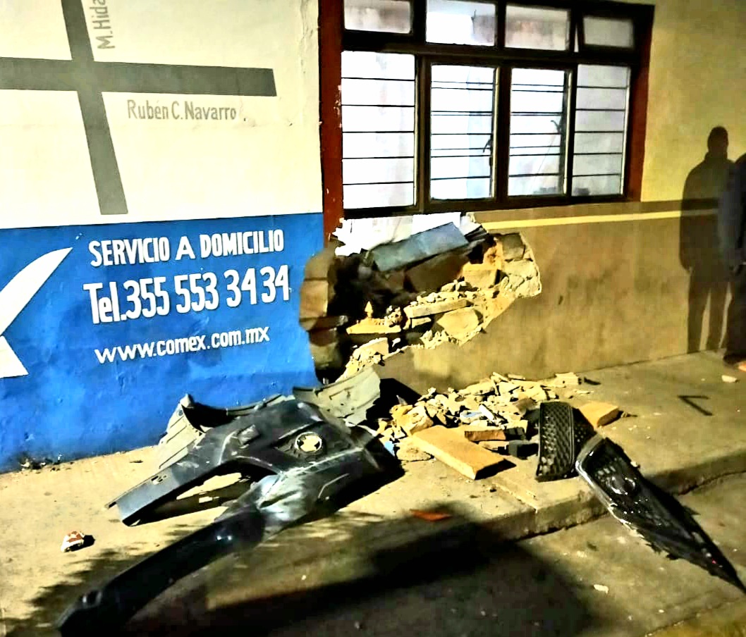  Yerno del tesorero municipal choca contra casa y agrede a policías
