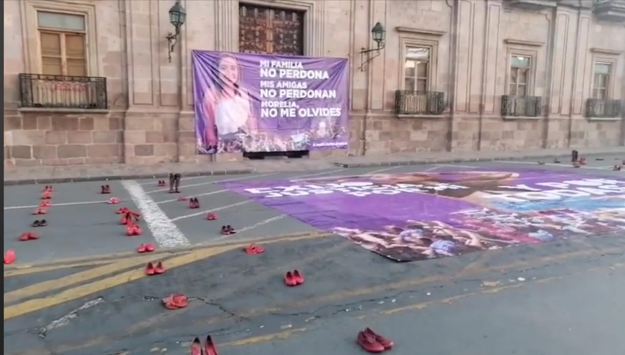  Amaneció Morelia con inusual protesta frente a Palacio de Gobierno; familiares piden justicia para Jessica