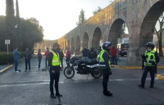  Trabajadores de Telebachillerato bloquean la avenida Ventura Puente