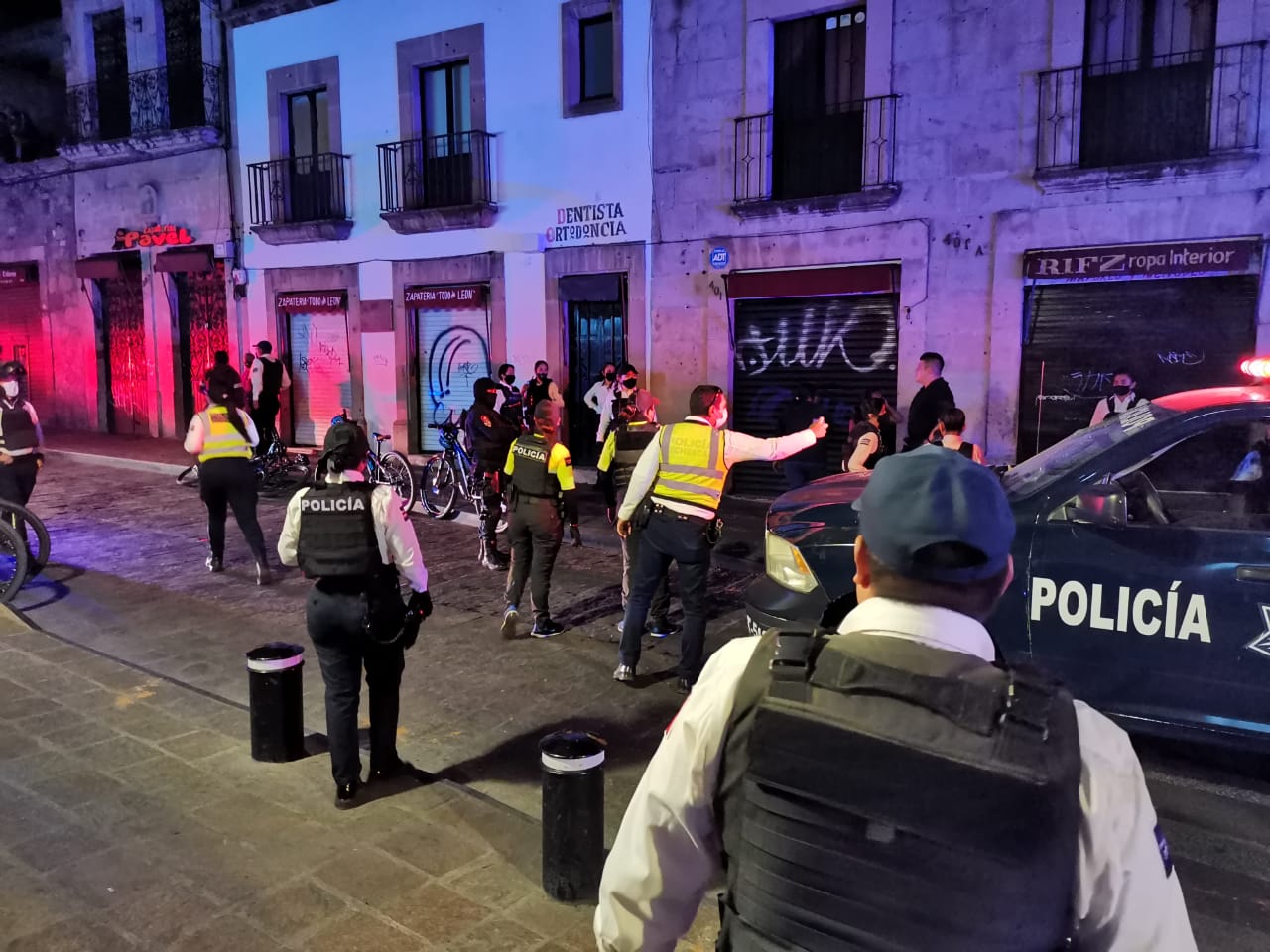  Comerciantes informales se enfrentan con policías en pleno centro y destruyen una patrulla