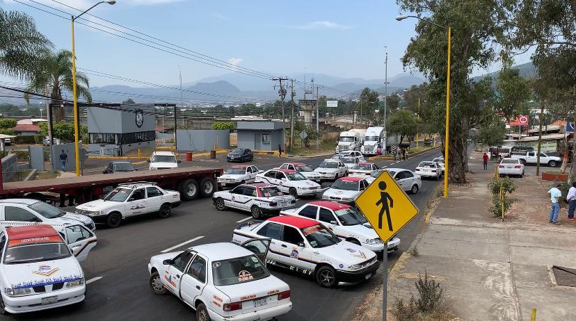Taxistas bloquean el Boulevard Industrial, denuncian extorsiones por personal de la FGE